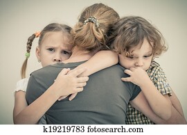 traurige kinder, umarmen, seine, mutter