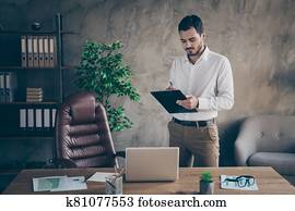 肖像, ......的, 他的, 他, 好, 有吸引力, 集中, 人, 熟練, 銷售主任, 銀行家, 經濟學家, 寫, 計劃, 文件, 在, 現代, 閣樓, 工業, 風格, 內部, 工作地點, 車站, 在室內