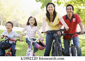 familie, på, bikes, utendørs, smiling