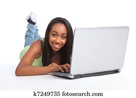 lindo, africano, adolescente, niña, en línea, usar la computadora portátil