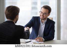 sonriente, director, apretón de manos, cliente, solicitante, en, reunión, o, entrevista de trabajo