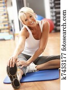 femme aînée, faire, étirage, exercices, dans, gymnase