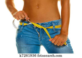 femme mince en jeans avec ruban à mesurer femme mince en jeans avec ruban à mesurer