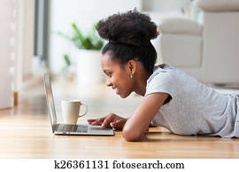 afrikanische amerikanische frau, gebrauchend, a, laptop, in, sie, wohnzimmer, -, schwarz