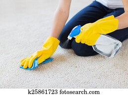 nahaufnahme, von, frau, mit, tuch, putzen, teppich