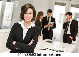 negócio, líder, olhando câmera, em, trabalhando ambiente
