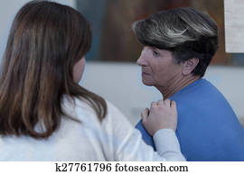 viúva, confortado, por, um, amigo