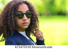 carrera mezclada, muchacha americana africana, adolescente, gafas de sol