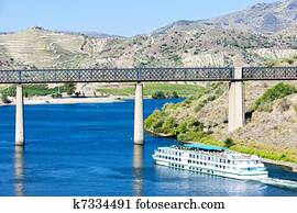 estrada ferro, viaduct, e, navio cruzeiro, em, pocinho, douro, vale, portugal estrada ferro, viaduct, e, navio cruzeiro, em, pocinho, douro, vale, portugal