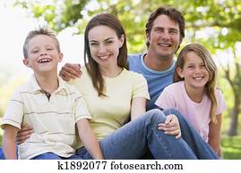 familia, sentado, aire libre, sonriente