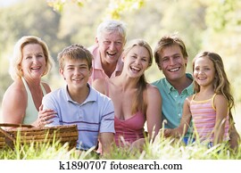 família, em, um, piquenique, sorrindo