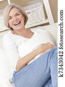 有吸引力, 开心, 高级妇女, 笑, 在家