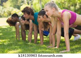 grupo, de, condicão física, pessoas, fazendo, empurrão, ups, parque