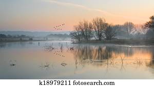 paisagem, de, lago, em, névoa, com, sol, brilho, em, amanhecer