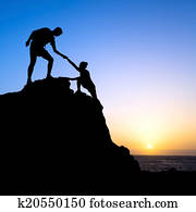 homem mulher, ajuda, silueta, em, montanhas