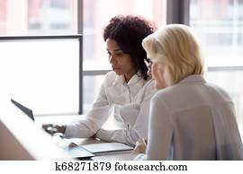 serio, diverso, joven y viejo, empresarias, trabajo, juntos, en, computador portatil