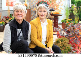 två, senior, damen, sittande, på, a, uteplats