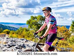 hombre, con, hismuontain-bike