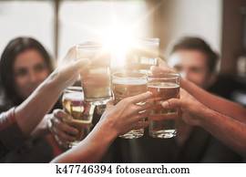 feliz, amigos, bebendo, cerveja, em, barzinhos, ou, bar