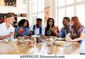 feliz, amigos, comer, e, bebendo, em, restaurante