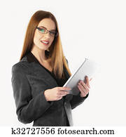 retrato, de, un, joven, mujer de negocios, trabajando