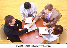 stretta mano, sopra, carta, e, penna, blurry, computer, in, il, fondo