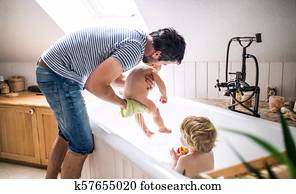 fader, tvagning, två, toddlers, in, den, badrum, hos, home.