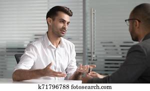 σοβαρός, ανδρικός επαγγελματίας, πωλητήs, συμβουλεύομαι, πελάτης, σε, επαγγελματική συνάντηση