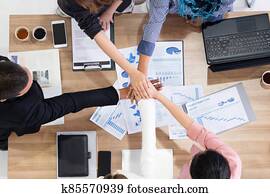 gemeinschaftsarbeit, geschäftsmenschen, zusammenfuehren, hände, in, meeting.