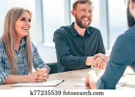 director, sacudarir las manos, con, el, solicitante, durante, el, entrevista