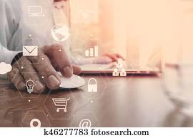 homme affaires, fonctionnement, à, ordinateur portatif, sur, bureau bois, dans, moderne, bureau, à, virtuel, icônes, interface