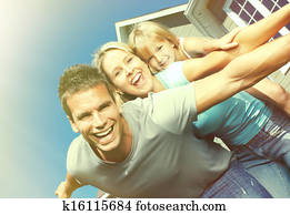 familia feliz, cerca, el, casa