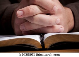 hombre, rezando, con, biblia