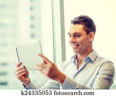 sonriente, hombre de negocios, con, computadora personal tableta, en, oficina