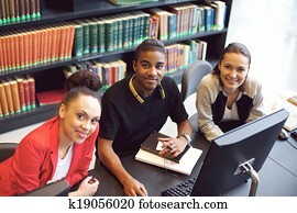 confiado, joven, estudiantes, en, biblioteca, usar ordenador