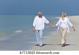开心, 高级夫妇, 走, 扣留手, 在上, 海滩