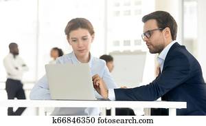 hombre de negocios, y, mujer de negocios, trabajo junto, uso, computadora, en, coworking, oficina