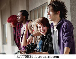 joven, adolescente, punk, miradas, hacia, el, cámara, mientras, ella, grupo de amigos, mirada, away.