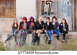 mirar grave, grupo, de, joven, punk, adolescentes