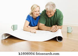ανήρ και γυναίκα, looking at, blueprints.