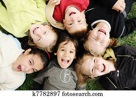 glück, ohne, grenze, glücklich, gruppe kinder, in, kreis, gemeinsam, draußen, gesichter, lächeln, und, nachlässig