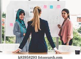 multikulturell, arbeitende, gesellschaft, in, gemeinschaftsarbeit, meeting.