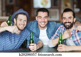 feliz, macho, amigos, bebendo, cerveja, em, barzinhos, ou, bar