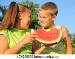jeunes fille garçon, pastèque mangeant