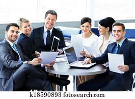 grupo, de, feliz, empresarios, en, un, reunión, en, oficina