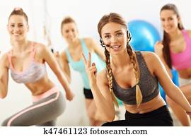 grupo, de, pessoas sorridentes, fazendo, aeróbica