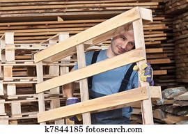 hombre, mudanza, madera, paletas