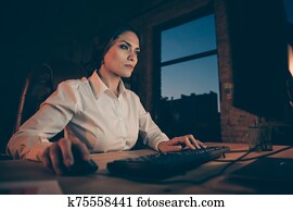 profil, seitenansicht, von, sie, sie, nett, attraktive, fokussiert, konzentriert, businesslady, agent, makler, oberseite, manager, fleißig, in, korporativ, agentur, nacht, dunkel, arbeitsstelle, station, innen