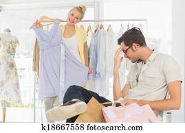 Aburrido hombre sujetando las bolsas de compras, mientras Aburrido hombre sujetando las bolsas de compras, mientras