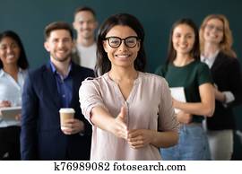 carrera mezclada, mujer, jefe de ventas, estírese, mano, saludo, cliente